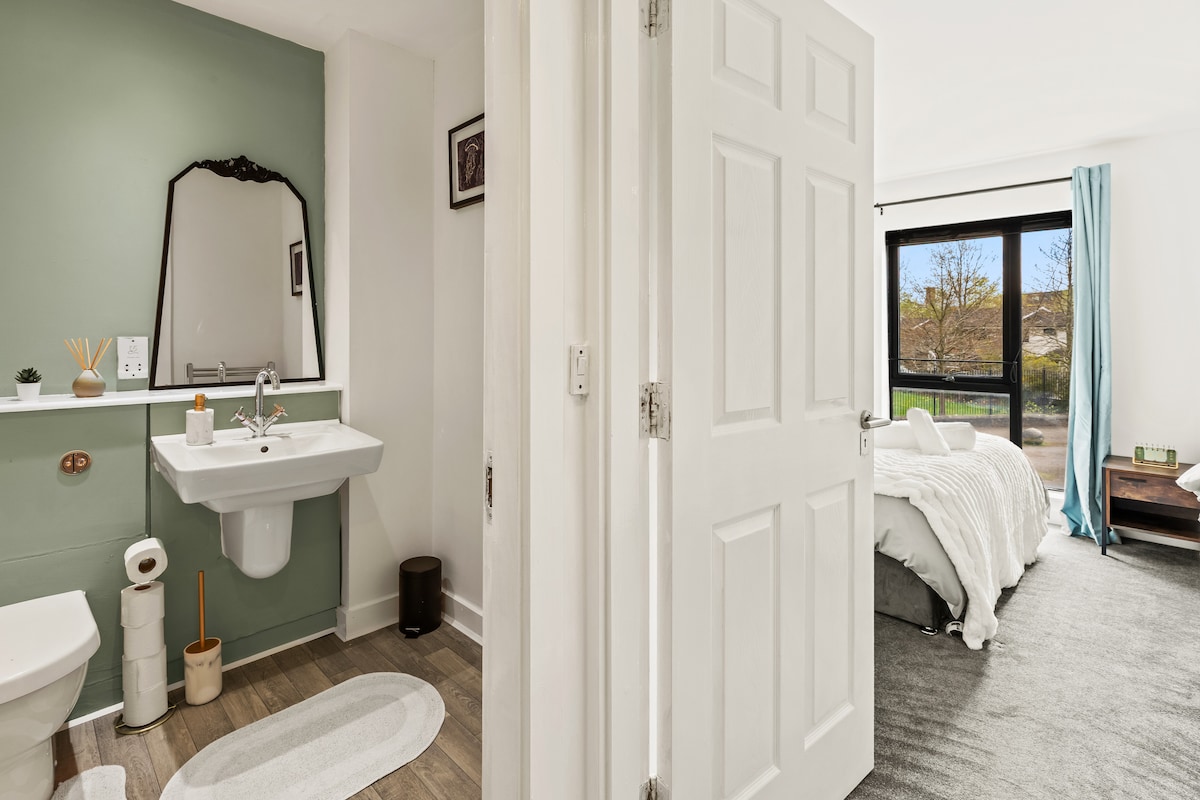 7 - Bed Home, secure parking, Salford Quays in 11 Radclyffe Mews M5 3GD - Property image 16 - VivreStays
