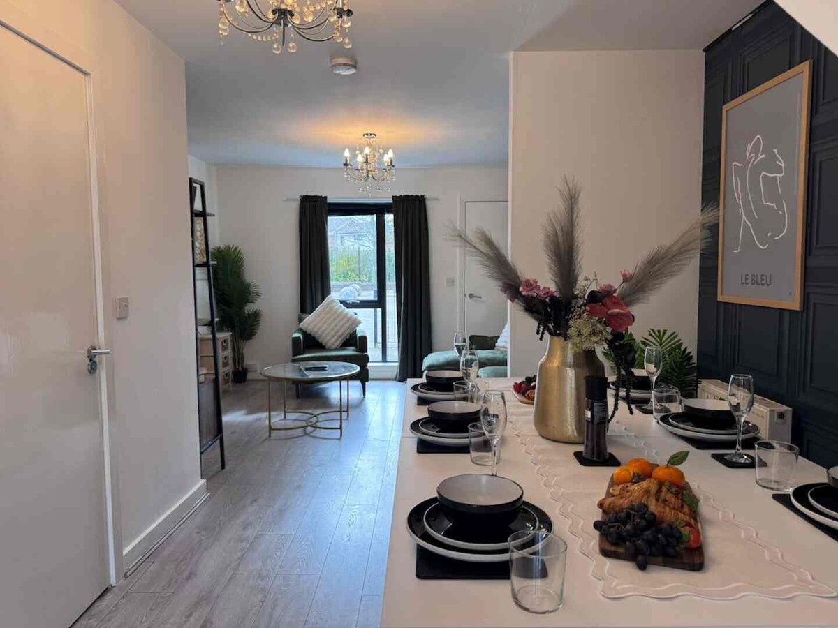 7 - Bed Home, secure parking, Salford Quays in 11 Radclyffe Mews M5 3GD - Property image 17 - VivreStays