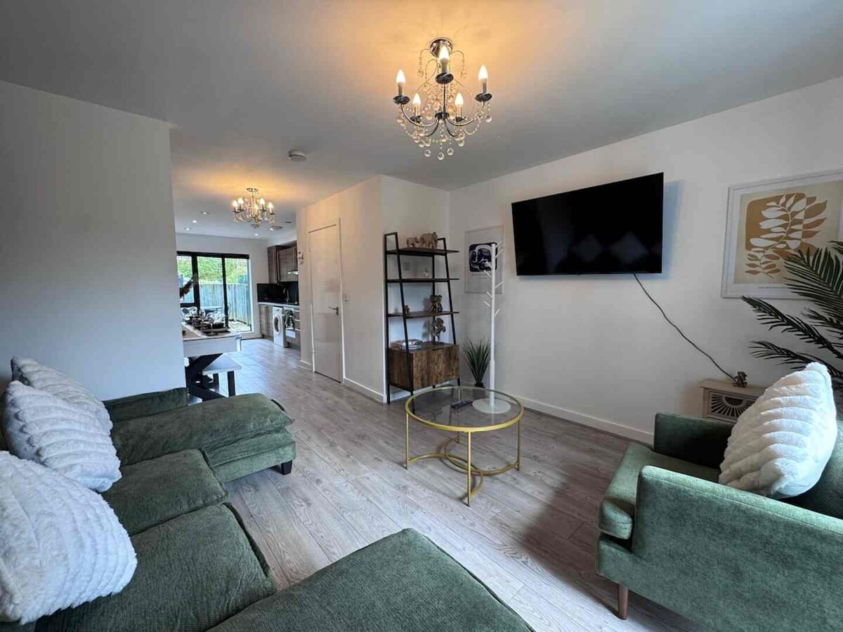 7 - Bed Home, secure parking, Salford Quays in 11 Radclyffe Mews M5 3GD - Property image 18 - VivreStays