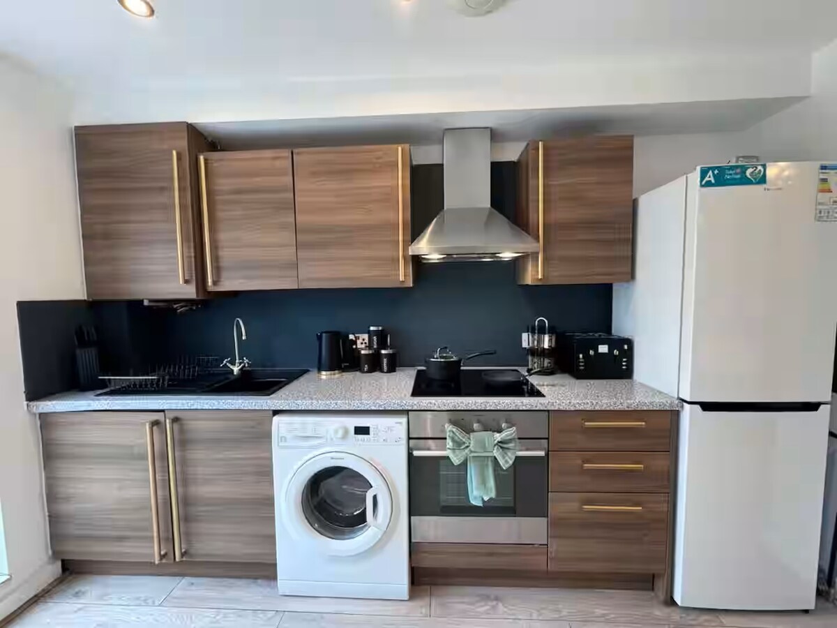 7 - Bed Home, secure parking, Salford Quays in 11 Radclyffe Mews M5 3GD - Property image 19 - VivreStays