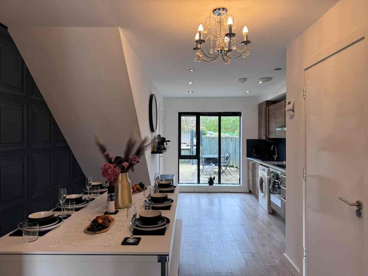 7 - Bed Home, secure parking, Salford Quays in 11 Radclyffe Mews M5 3GD - Property image 20 - VivreStays