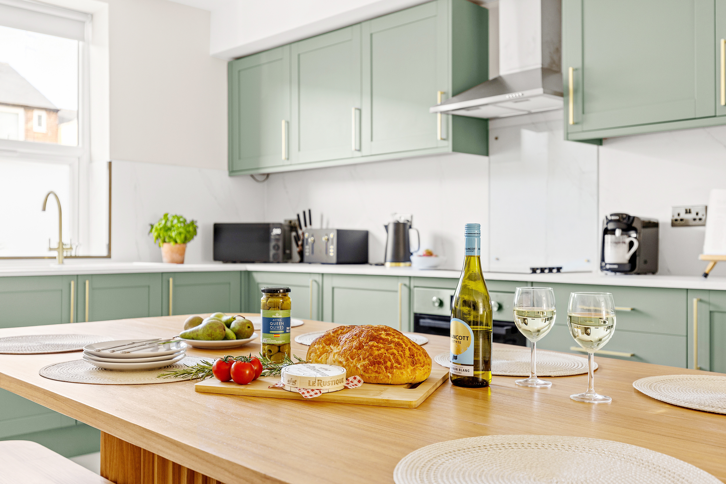 5 Bed Townhouse | 1 min to Convention Centre 2 in 44 Cheltenham Mount HG1 1BY - Property image 2 - VivreStays